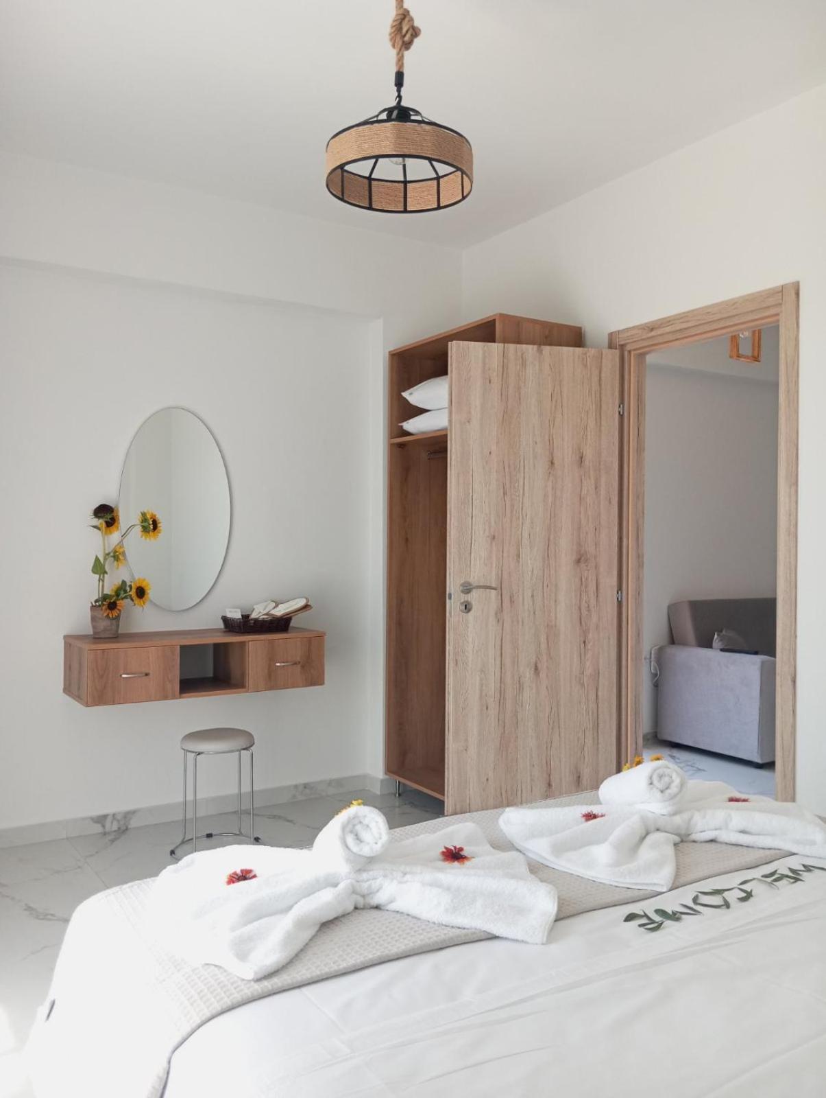 Three Charites Resort Gialova Bagian luar foto