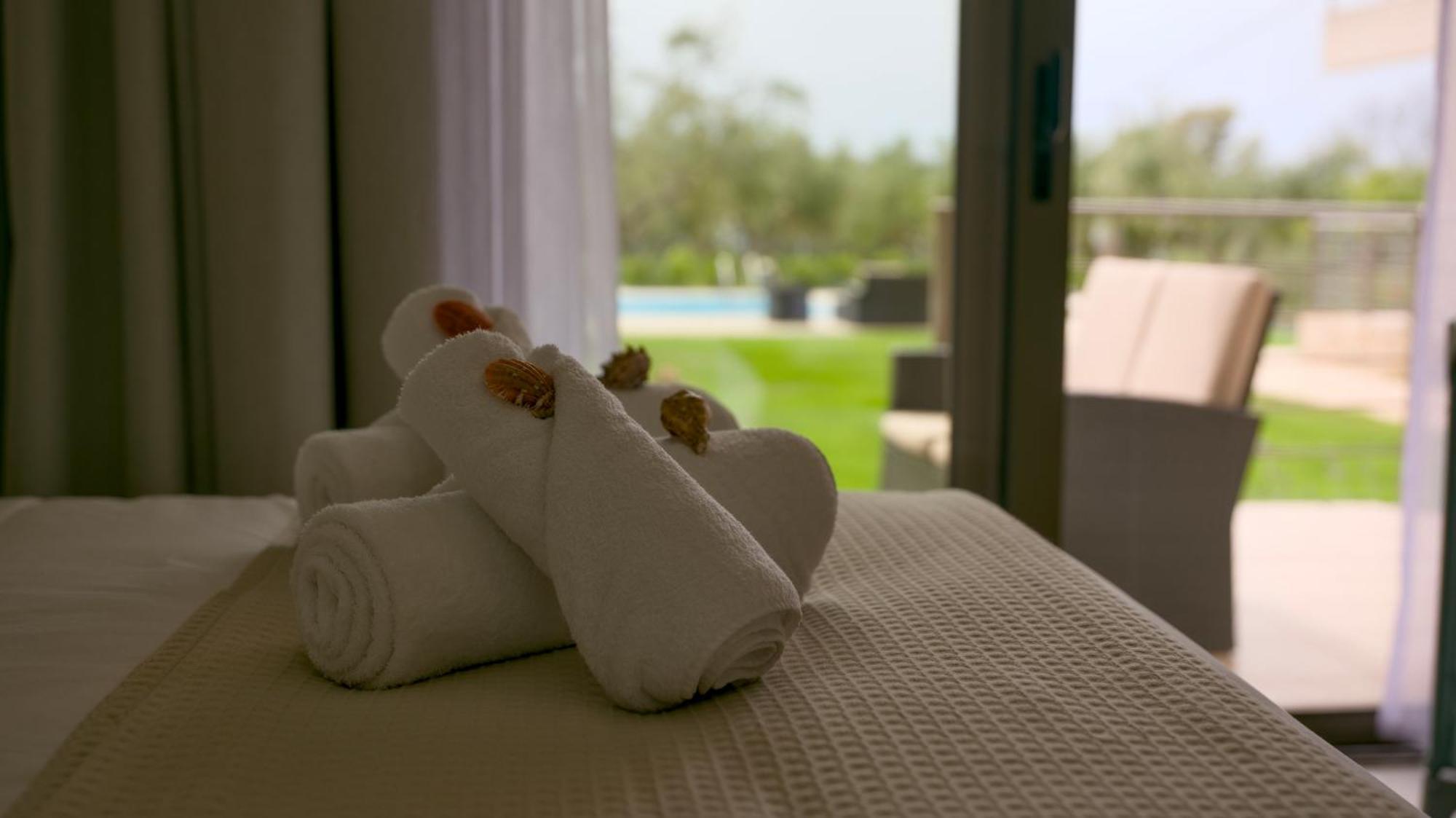 Three Charites Resort Gialova Bagian luar foto